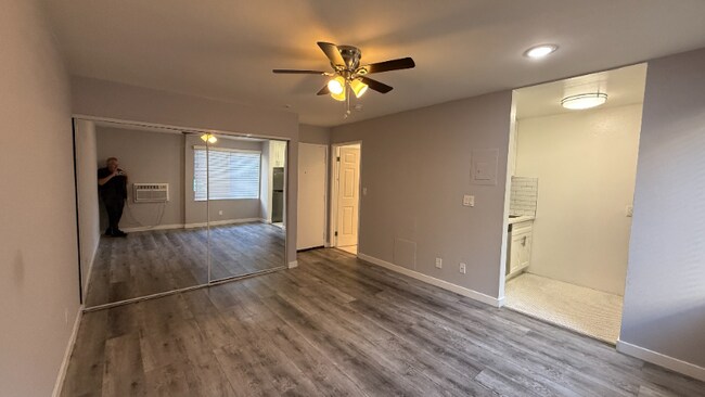 Foto del edificio - 7044 Hawthorn Ave