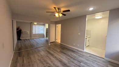 Building Photo - 7044 Hawthorn Ave