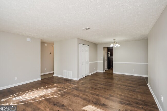 Foto del edificio - 5176 Martins Crossing Rd