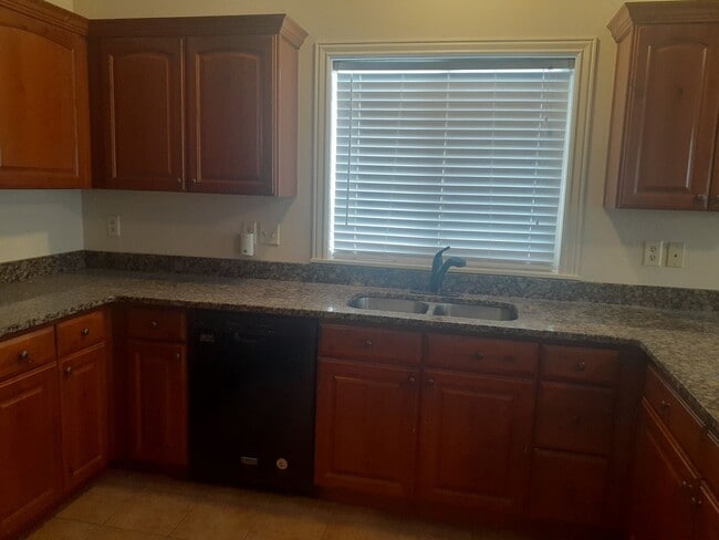 Building Photo - 3 Bed, 2.5 Bath, Rock Creek Townhome
