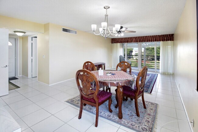 Foto del edificio - 9441 Evergreen Pl