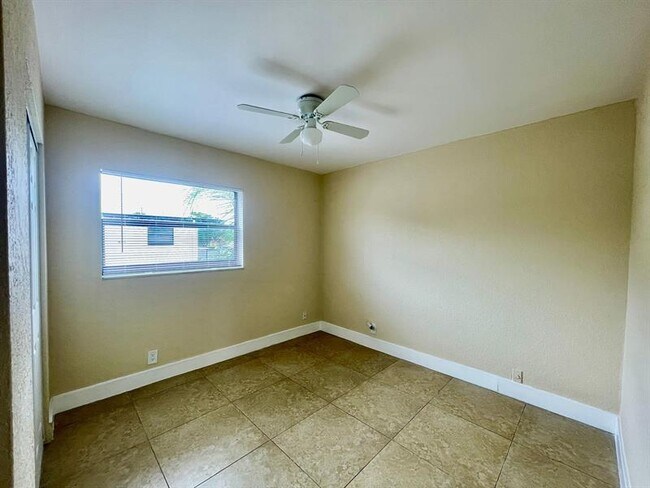 Building Photo - 601 NE 29th Dr