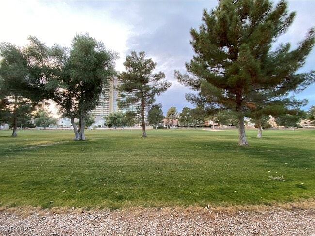 Building Photo - 3125 Pinehurst Dr
