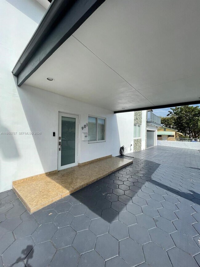 Foto del edificio - 901 NW 22nd Pl