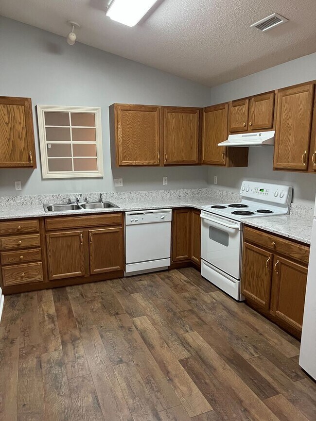 Foto del edificio - Knoxville 37912 - 2 bedroom, 2 bath condo with a 1-car garage - Call Lisa Vineyard and Shannon Ru...