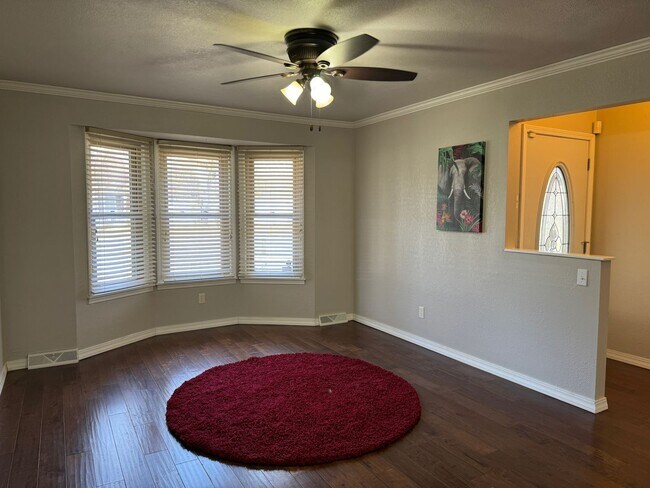 Building Photo - Gorgeous 3 bedroom, 2 bath home in a great...