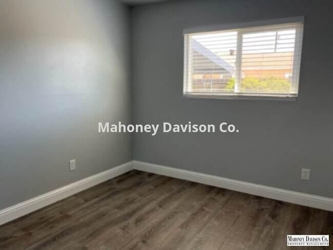Building Photo - Fully refurbished 3 bdrm/2 bath, fresh pai...