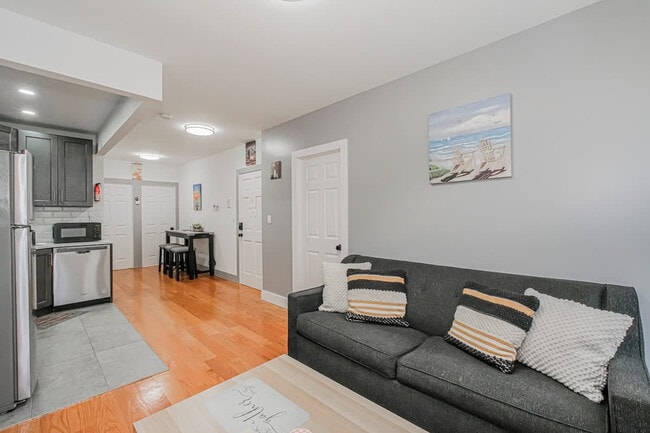 Building Photo - 479 Putnam Ave