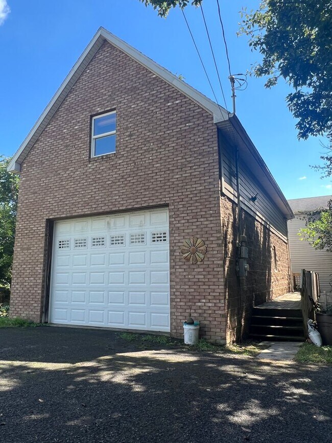 Building Photo - 1 Bedroom Apartment above Garage - off Rou...