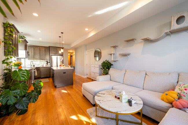 Foto del edificio - 2056 N Damen Ave