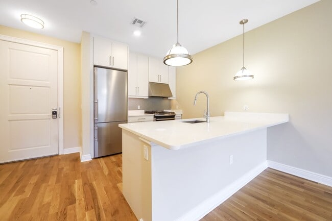 1/Bedroom at Edgewater's top waterfront lo... - 1/Bedroom at Edgewater's top waterfront lo... Apartment