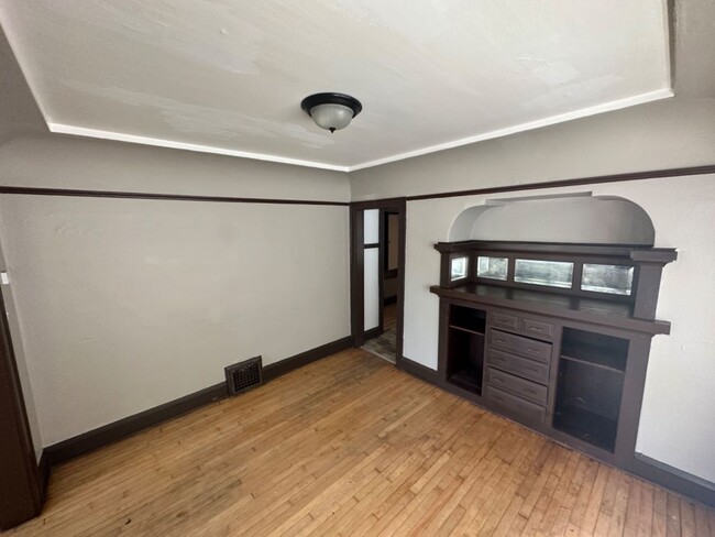 Building Photo - 3 Bedroom Single Family