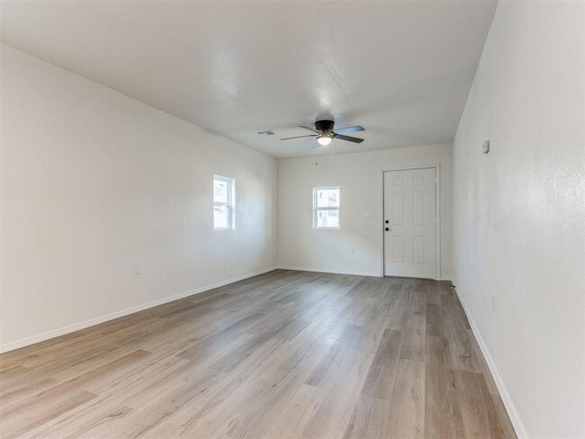 Building Photo - 1330 NE 7th St