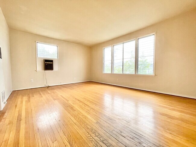 Foto del edificio - 8262 Blackburn Ave