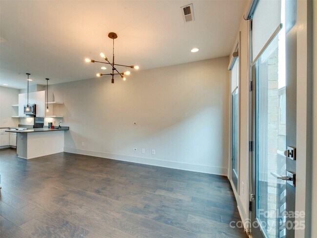 Building Photo - 225 Domain Way