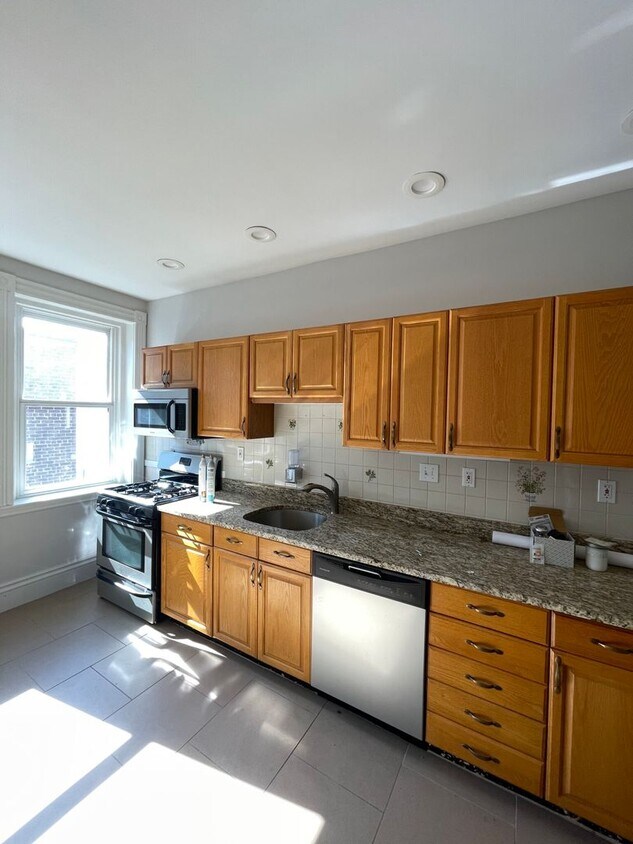 Primary Photo - Gigantic 3 bed 2 bath right in Coolidge Corner.