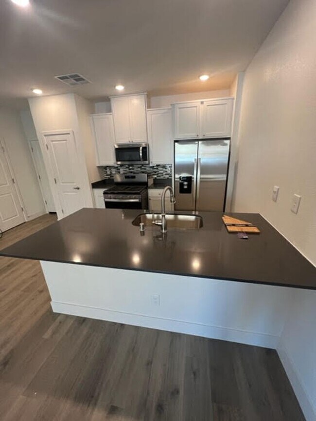 Foto del edificio - Brand new condo, in convenient location, r...