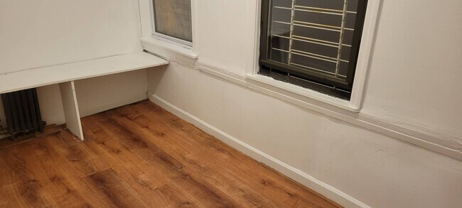 Foto del edificio - 31-31 104th St