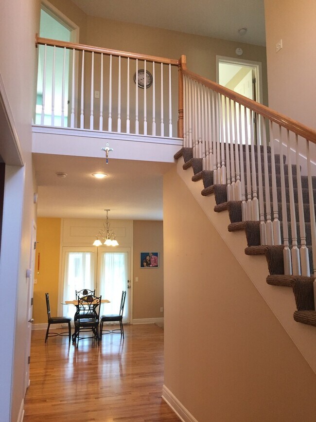 Foto del edificio - {7301} Quiet Cul-de-sac + Three Car Garage + Updated Kitchen + Finished Basement + Bedroom Level ...