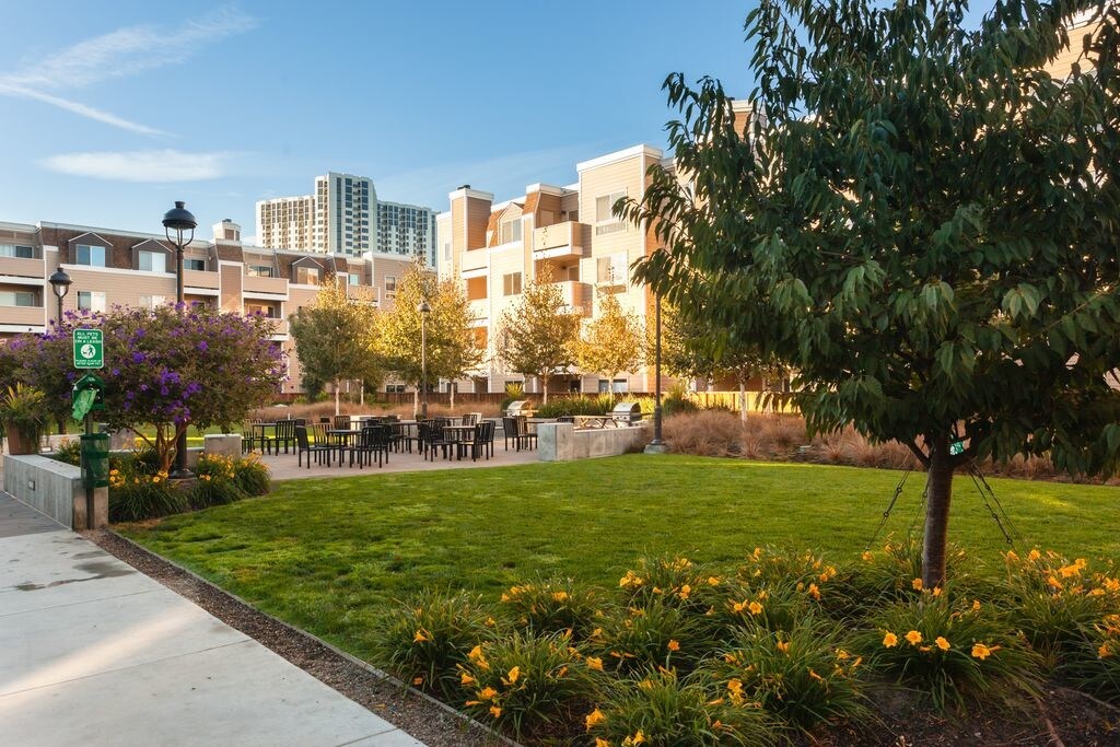 Área de barbacoa con jardines - 6400 Christie Ave