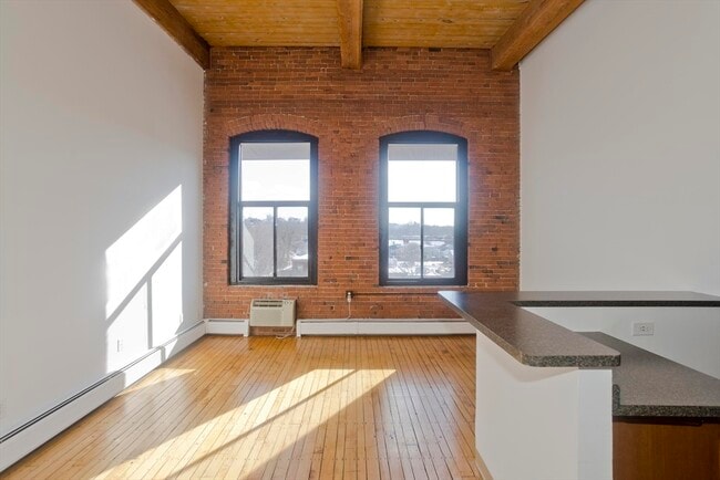 Building Photo - 45 Willow St