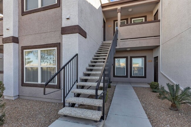 Foto del edificio - Gated 2 Bedroom Condo + 1 Car Garage l  Su...