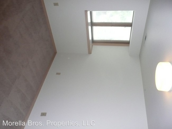 Building Photo - 5339 Roosevelt Way NE