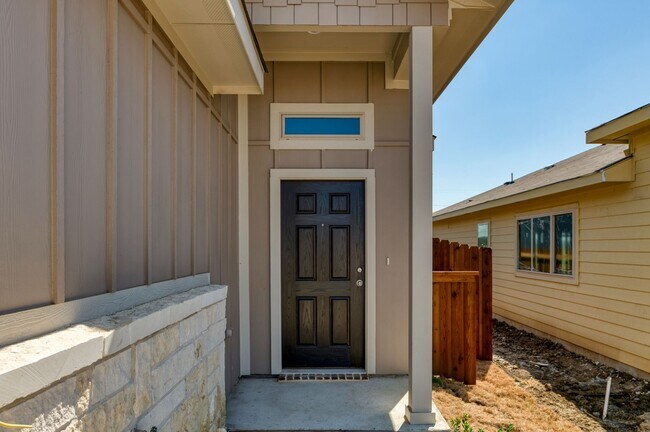 Building Photo - GORGEOUS 3 BEDROOM DUPLEX LOCATED IN MIDLO...