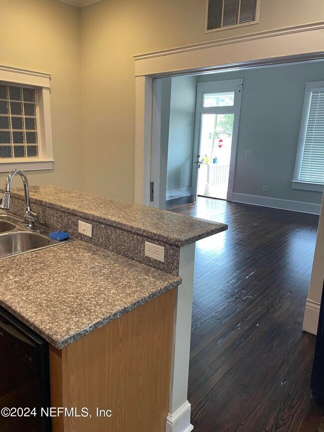 Foto del edificio - 430 E 7th St