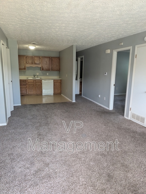 Building Photo - 2218 Emerald Dr