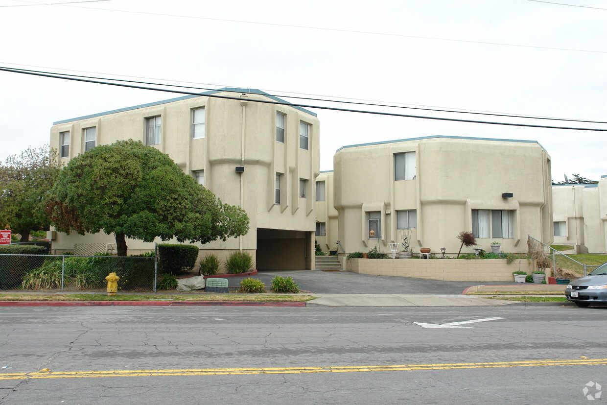 Foto del edificio - Charles Apartments