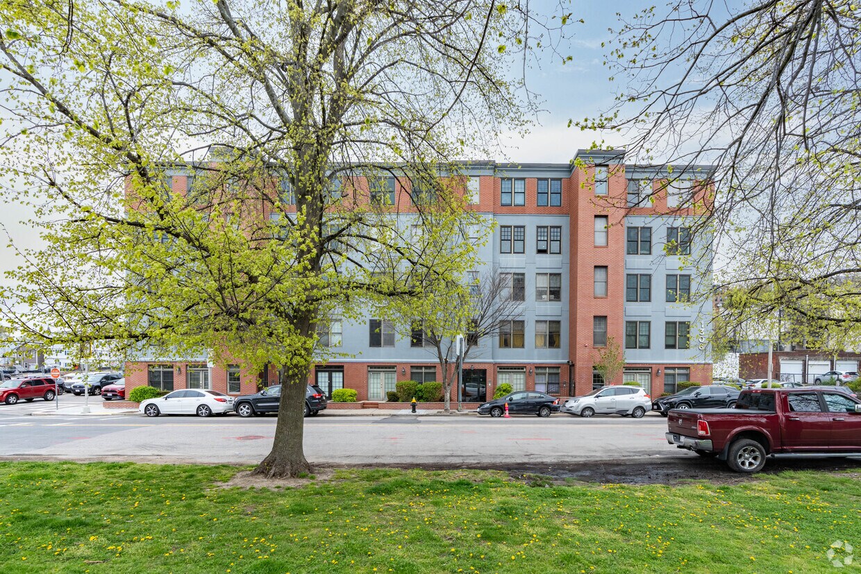 1306 Columbia Road se encuentra en el sur de Boston. - Harborview Condominiums