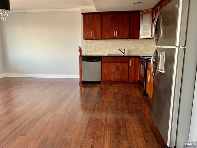 Building Photo - 60 Parkway Dr East, Unit 7L