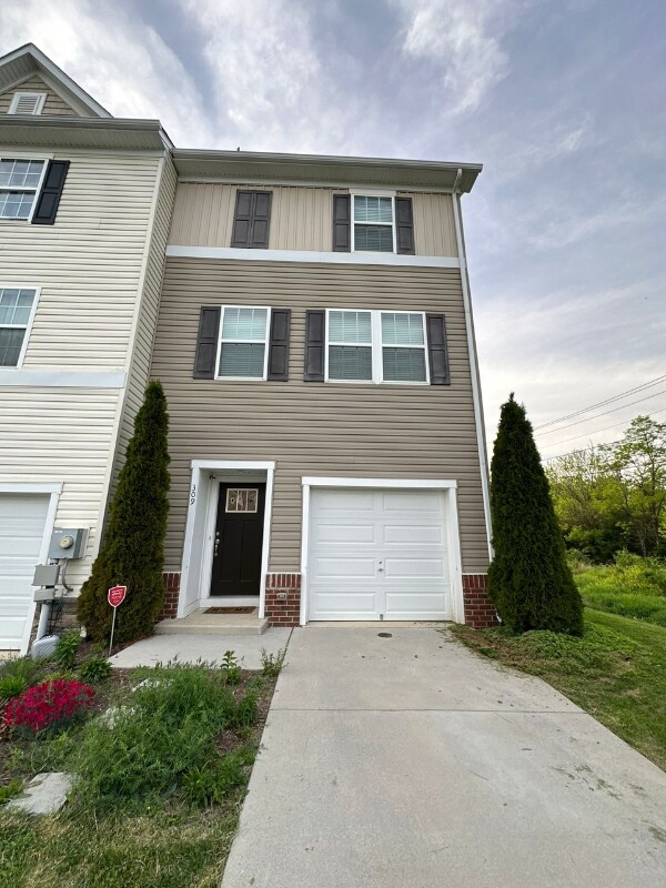 Foto principal - 309 Magellan Dr