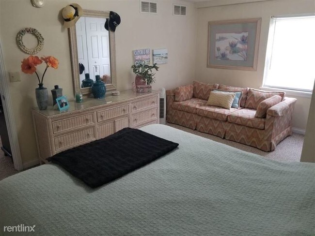 Building Photo - 1 br, 1 bath Apartment - 915-B Colonial Dr