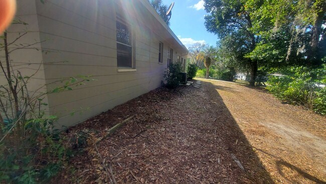 Foto del edificio - Large 2 Bedroom, 2.5 Bath with large Den and Family Room in Rainbows End, Dunnellon, FL