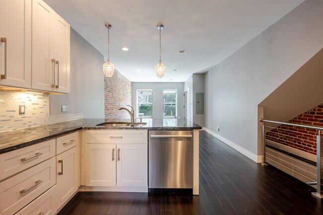 Foto del edificio - 3528 13th St NW