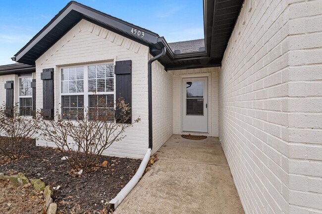 Building Photo - 3 Bedroom 2 Bathroom Home Ready For Move-i...