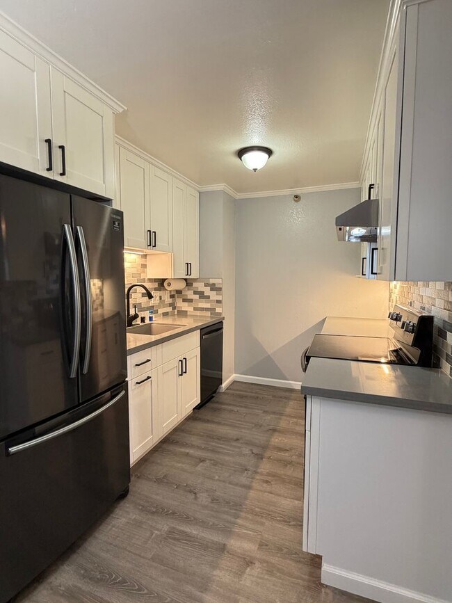 Building Photo - Updated 2BD/2BA Condo – Prime San Mateo Location!