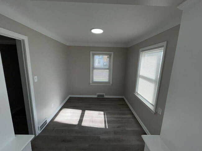 Building Photo - Fully Renovated 3 Bedroom Bungalow