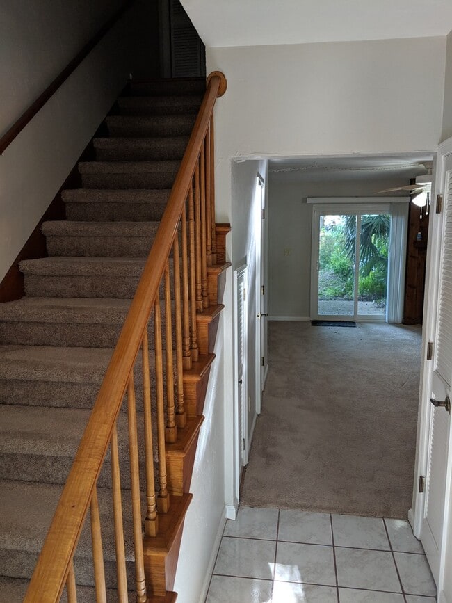 Building Photo - Spacious 2 Bedroom, 2 1/2 Bath Town House ...