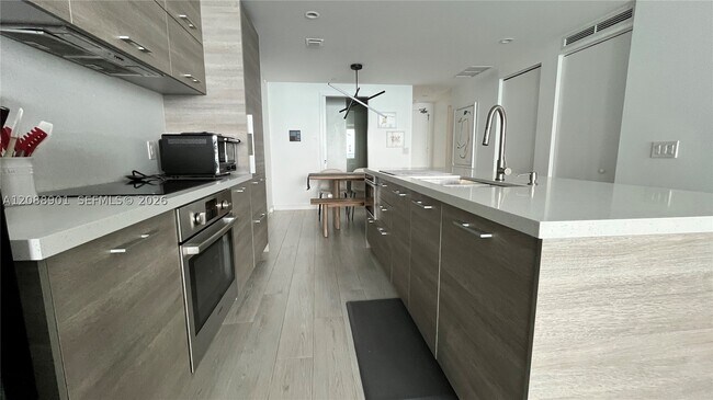 Foto del edificio - 650 NE 32nd St