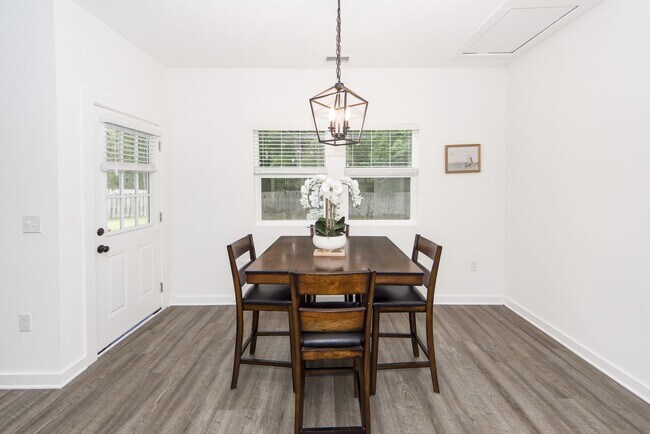 Foto del edificio - 4 Bedroom 3 Bath Home in Windsor Hill - North Charleston