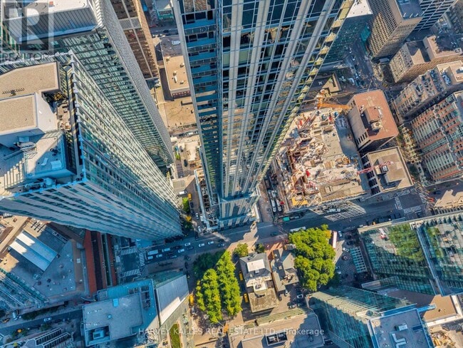 Building Photo - 11-4111 Yorkville Ave