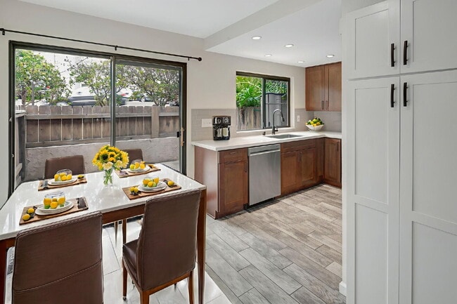 Building Photo - Stunning Bay Ho Townhome with Resort-Style...