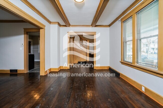 Foto del edificio - 1704 Flett Ave