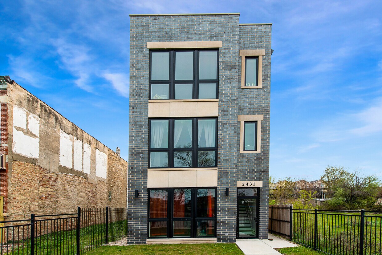Foto principal - 2431 W Congress Pkwy