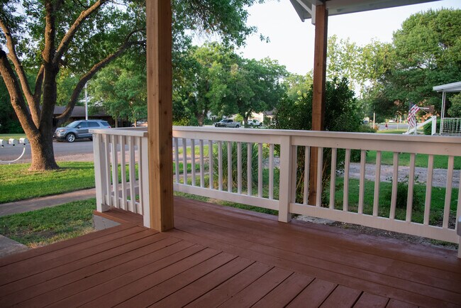 Front Deck - 402 E Davilla St