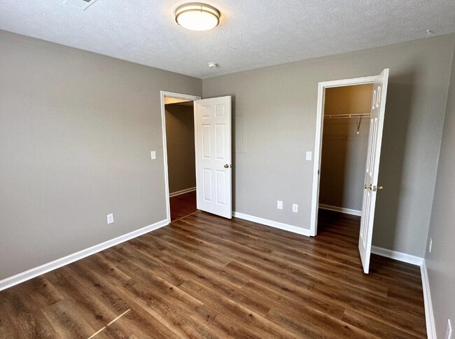 Building Photo - 725 Marietha Dr