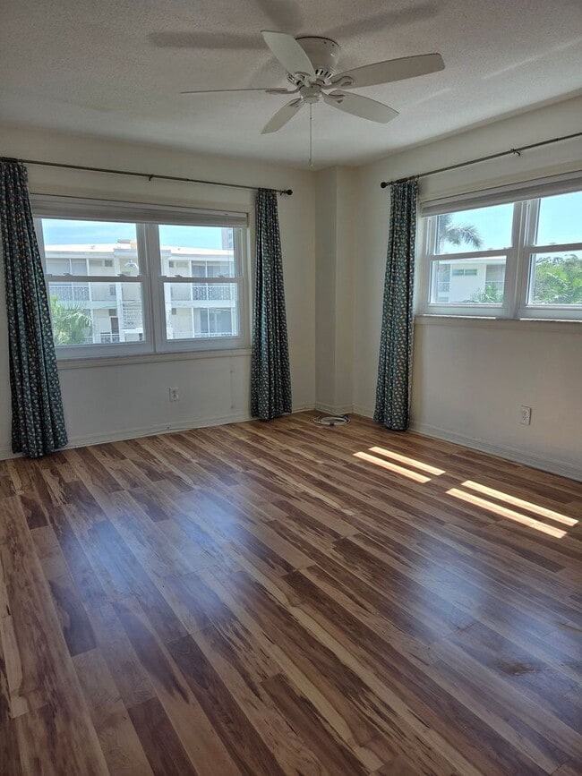 Building Photo - Welcome to your haven on the bay in Beauti...